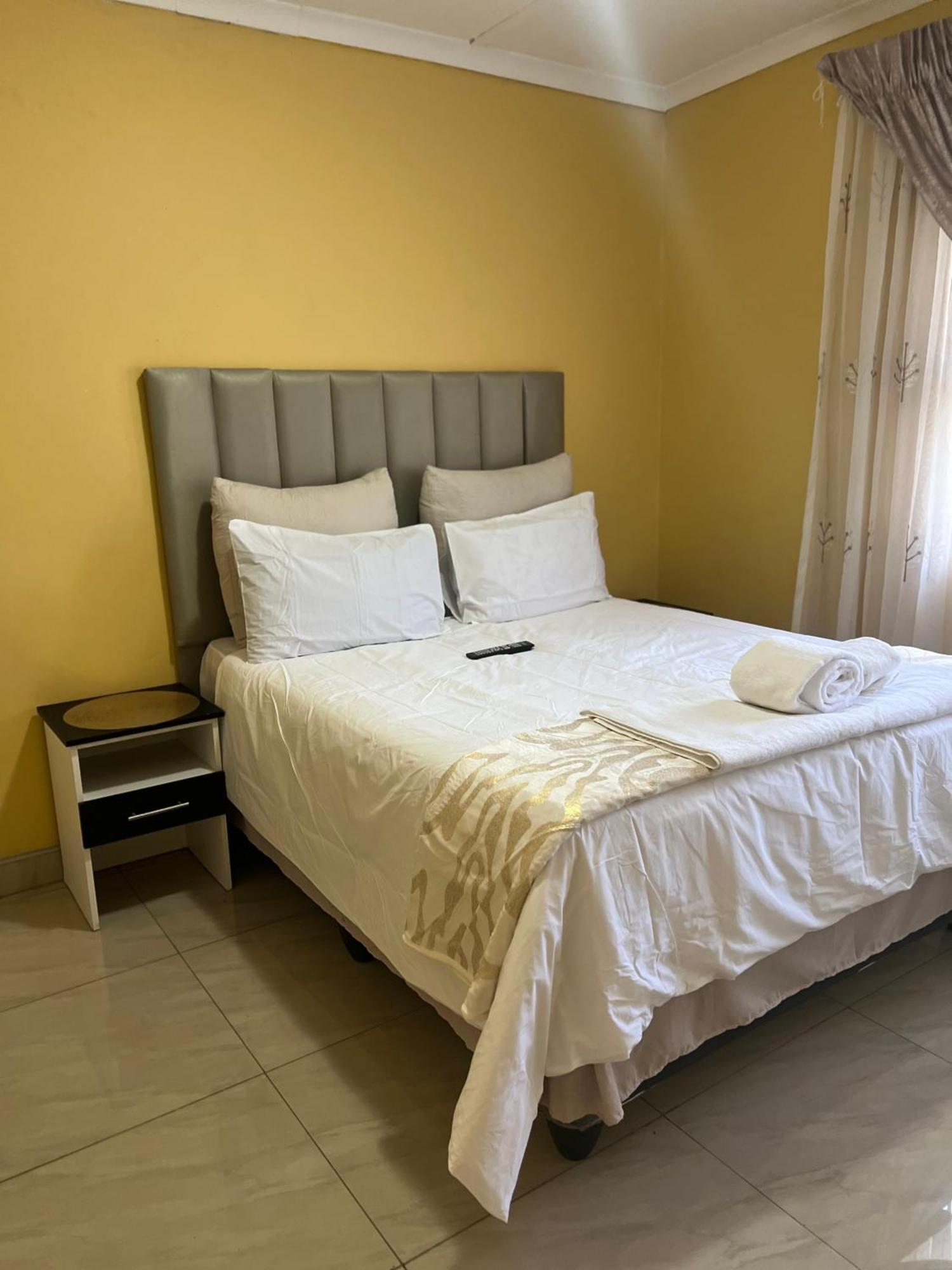 Nkguesthouse Лейдисмит Екстериор снимка